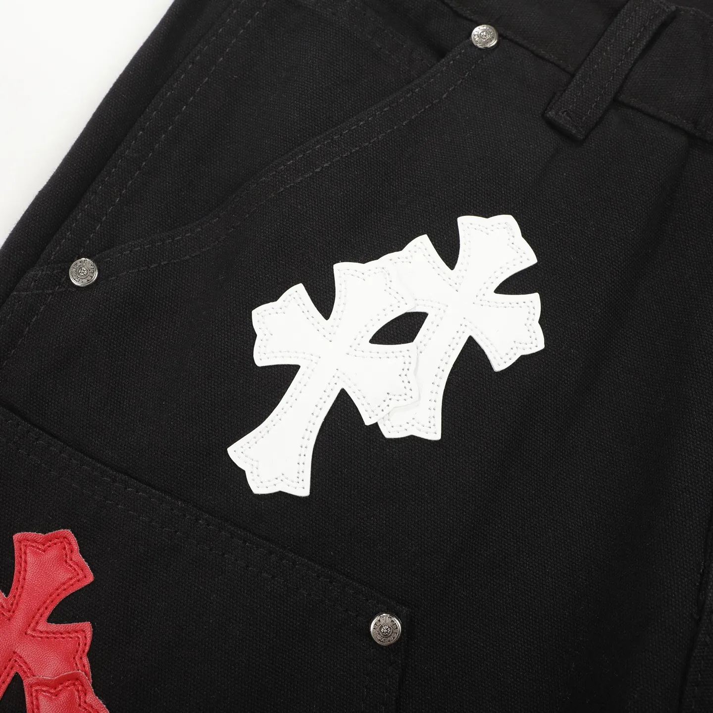 P280 Chrome Hearts Black Timber Pants Red Leather and White Leather Elements Washed Jeans Really restores the ultimate vintage texture. Three-dimensional version. Loose and comfortable, not picky about the figure. Makes you look taller and slimmer. Made by a factory. Original quality control. Same style for men and women. Can be matched with couples. Versatile recommendation. Must-have jeans for all seasons. Fashionistas have been disappointed. The quality selection of fabrics, the tailoring of details, and the matching of patterns are all impeccable! The upper body is so handsome when worn...it can be easily worn by men, women and children! The craftsmanship is made of heavy-duty washed pure cotton denim fabric. After washing, it is soft and thick and looks very stylish when worn. Color: black Size: 28 30 32 34 36